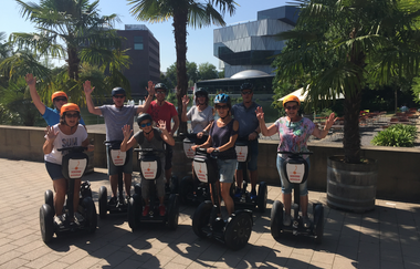 Gruppe von fröhlichen Menschen auf dem Segway vor der experimenta in Heilbronn | © GötzMotion