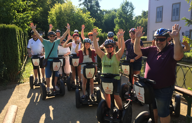 Gruppe von fröhlichen Menschen auf dem Segway vor dem Trappenseeschlösschen in Heilbronn | © GötzMotion