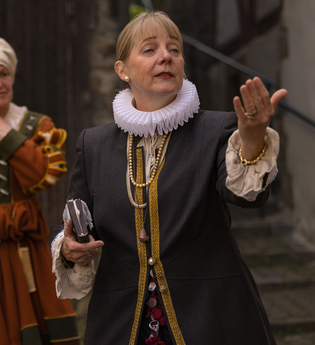 Drei Frauen als Darstellerinnen in einer szenischen Stadtführung. Die drei Frauen tragen historische Gewänder. | © Stadt Bad Wimpfen