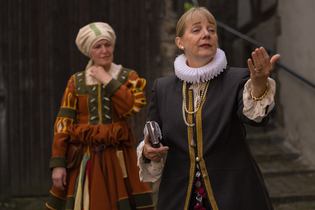 Drei Frauen als Darstellerinnen in einer szenischen Stadtführung. Die drei Frauen tragen historische Gewänder. | © Stadt Bad Wimpfen