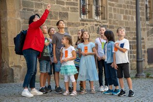 Kinder bei einer Spielstadtführung