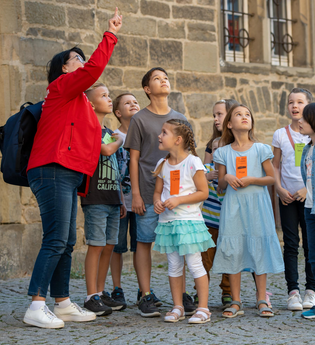 Kinder bei einer Spielstadtführung | © Stadt Öhringen