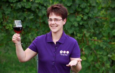 Carmen Blatt mit einem Weinglas in der Hand | © Markus Berroth | Weingut Matthias Blatt