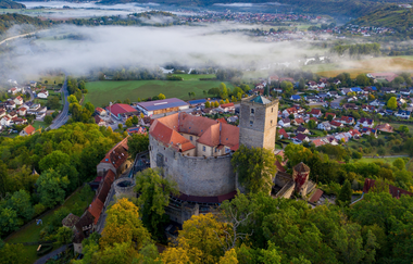Burg Guttenberg aus der Vogelperspektive im Morgengrauen | © Thomas Kottal | Burg Guttenberg