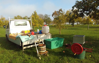 Weißer Pickup-Truck mit Äpfeln und Zubehör zum Apfelsaftpressen mit Muskelkraft | © Touristikgemeinschaft Hohenlohe e.V. | Burgstallhof Oberohrn