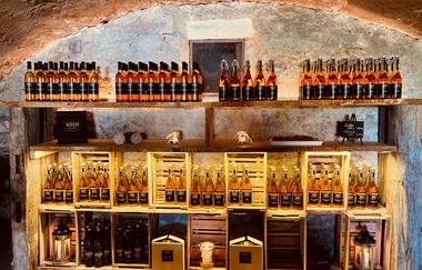 Ein Regal gefüllt mit Cidern im Ciderkeller | © Touristikgemeinschaft Hohenlohe e. V. | Anne Böhm