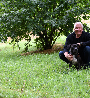Trüffelsuchteam Michael Mörsel mit Hund Jack | Manufaktur für Feines Mörsel | Beilstein | © Friedrich Springob / Kleinbrenner Magazin