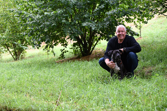 Trüffelsuchteam Michael Mörsel mit Hund Jack | Manufaktur für Feines Mörsel | Beilstein | © Friedrich Springob / Kleinbrenner Magazin