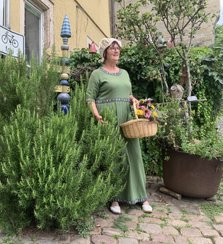 Kräuterfrau umringt von Romsarin und Kräutern in der Altstadt | © Stadt Bad Wimpfen