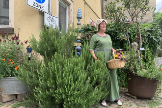 Kräuterfrau umringt von Romsarin und Kräutern in der Altstadt | © Stadt Bad Wimpfen