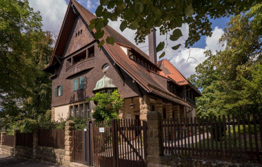 Die Villa Pielenz ist ein großbürgerliches Wohnhaus, im englischen Landhausstil errichtet. Das Gebäude besteht im unteren Drittel aus Naturstein. Ein langes Satteldach reicht bis zum unteren Drittel. Die Front ist zu 2/3 mit Holz vertäfelt.