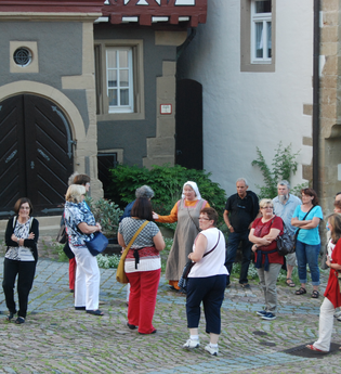 Antonia bei der Führung in der Langgasse | © Stadt Bad Wimpfen