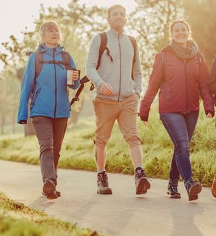 Wndergruppe auf dem Wanderweg entlang des Neckars | © Stadt Bad Wimpfen