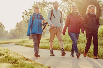 Wndergruppe auf dem Wanderweg entlang des Neckars | © Stadt Bad Wimpfen