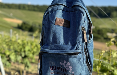 Jeansrucksack hängt an Stab der Reben | © Nicole Halter