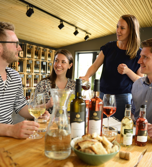 Vinothek "Weingalerie" im Weingut Schönbrunn | Erlenbach | HeilbronnerLand | © Touristikgemeinschaft HeilbronnerLand