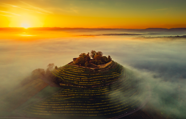 Drohnenaufnahme über Burgruine Weibertreu Weinsberg bei Sonnenaufgang | © Touristikgemeinschaft HeilbronnerLand