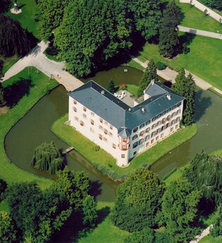 Luftbild Schloss Eichtersheim umgeben von See und Parkgelände an klarem Tag
