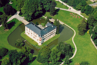 Luftbild Schloss Eichtersheim umgeben von See und Parkgelände