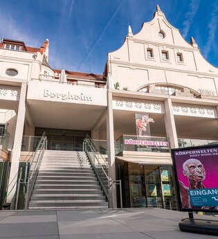 Bergheim Gebäude mit Treppen und Körperwelten Ausstellungseingang. | © Marketing GmbH Heidelberg/Tobias Schwerdt