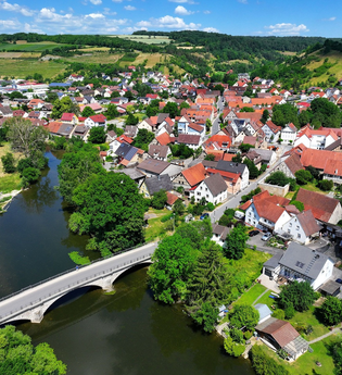 Luftaufnahme von Dörzbach mit Jagst und Brücke | © Touristikgemeinschaft Hohenlohe e.V. | Andi Schmid