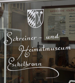 Schriftzug Schreinermuseum auf Glas