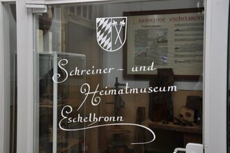 Weißer Schriftzug Schreiner- und Heimatmuseum auf Glas