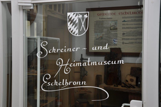 Schriftzug Schreinermuseum auf Glas