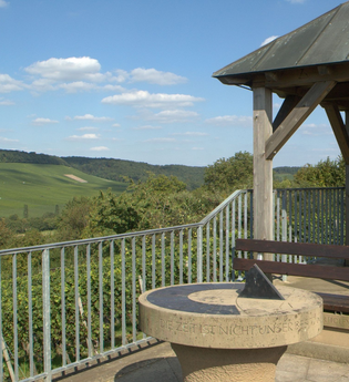 Aussichtspunkt mit Sonnenuhr am Eselsberg | Deinenbachtal | Flein | © Touristikgemeinschaft HeilbronnerLand