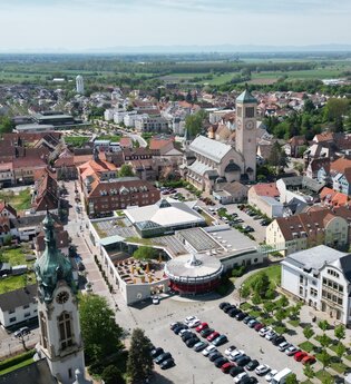 Luftaufnahme von der Stadtmitte, mit blick auf beide Kirchen und die Stadthalle Hockenheim | © Stadt Hockenheim