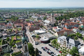 Luftaufnahme von der Stadtmitte, mit blick auf beide Kirchen und die Stadthalle Hockenheim | © Stadt Hockenheim
