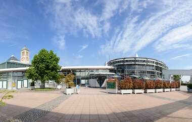 Vorderansicht der Stadthalle Hockenheim mit Vorplatz | © Stadtverwaltung Hockenheim
