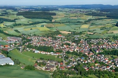 Luftbild Helmstadt inmitten von Wäldern und Wiesen | © Gemeinde Helmstadt