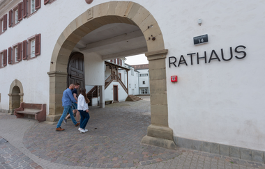 Eingang Rathaus Helmstadt | © Stadt Sinsheim