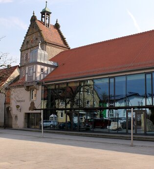 Hier ist die Stadthalle von außen zu sehen. | © Von Pixkicker - Eigenes Werk, CC BY-SA 4.0, https://commons.wikimedia.org/w/index.php?curid=90830454