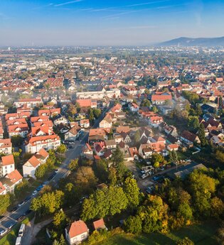 Aufnahme von einem Stadtteil unter blauem Himmel von oben | © Heidelberg Marketing GmbH