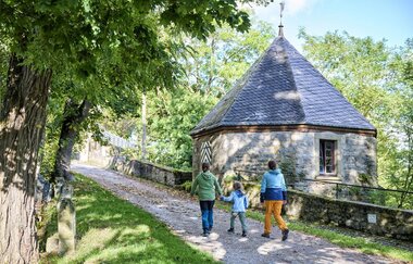 Eine Familie wandert bei der Burg Krautheim. | © Touristikgemeinschaft Hohenlohe e. V. | Florian Trykowski