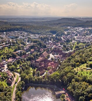 Luftbild von Maulbronn nach Westen mit  Badesee Tiefer See und Klosteranlage Maulbronn | © Kraichgau Stromberg Tourismus e. V.  - Christian Ernst