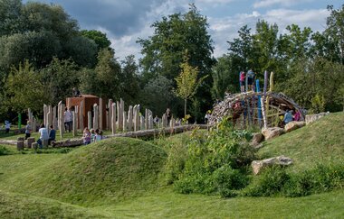 Alla hopp Anlage mit Spielgeräte und grasbewachsenen Hügeln