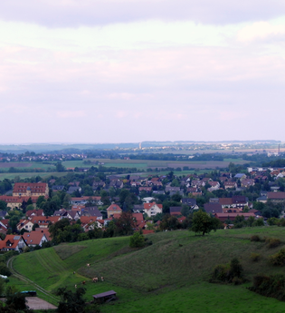 Hier ist Michelbach als Luftbild zu sehen, man sieht die ganzen Häusern und Feldern. | © Von Sebssebi 13:16, 30. Apr. 2009 (CEST) - Sebssebi; selbstfotografiert, Gemeinfrei, https://commons.wikimedia.org/w/index.php?curid=6664697