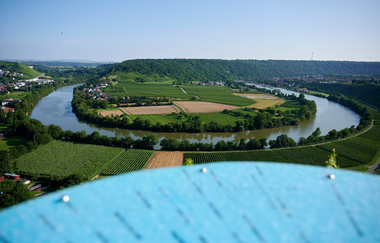 Blick auf die große Schleife des Neckars bei Mundelsheim, umgeben von Feldern, Weinbergen und Wäldern. | © Kraichgau-Stromberg Tourismus e.V.