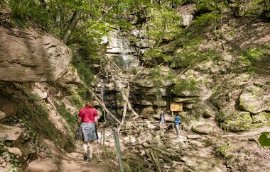 Wanderer in der Margaretenschlucht / Odenwald | © Touristikgemeinschaft Odenwald e.V.