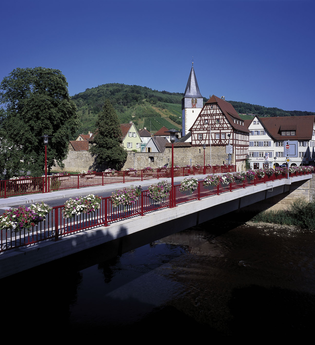Die Brücke überspannt den Fluss Kocher zur romantischen Altstadt mit Kirche | © Touristikgemeinschaft Hohenlohe e. V. | Stadt Niedernhall