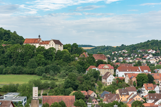 Blick auf das Schloss Haltenbergstetten und die Stadt Niederstetten. | © Stadt Niederstetten