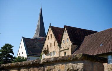 Der historische Amthof in Oberderdingen strahlt in der Sommersonne – ein Ort voller Charme und Geschichte im Herzen des Kraichgau-Stromberg. | © Kraichgau-Stromberg Tourismus e.V.