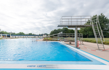 Schwimmbecken mit Sprungturm | © Stadt Sinsheim
