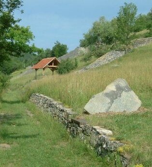 Inmitten des Naturschutzgebietes "Essigberg/Hörnle" liegt der historische Kalkofen der Gemeinde Roigheim | © Gemeide Roigheim