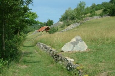 Inmitten des Naturschutzgebietes "Essigberg/Hörnle" liegt der historische Kalkofen der Gemeinde Roigheim | © Gemeide Roigheim