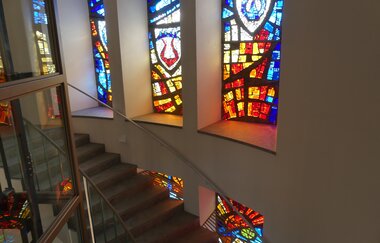 Buntglasfenster im Treppenhaus des Wasserschlosses Sachsenheim – ein Spiel aus Farben und Licht. | © Stadt Sachsenheim