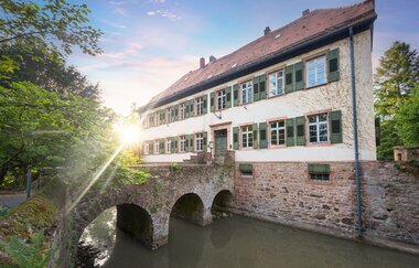 Wasserschloss Schwarzach mit Brücke und Wassergraben | © Stadt Sinsheim